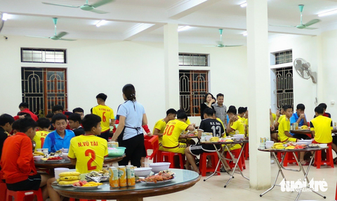Vì sao các đội trẻ Sông Lam Nghệ An phải 'ăn đong'? - Ảnh 1. Các cầu thủ đội trẻ Sông Lam Nghệ An sinh hoạt, ăn uống tập trung tại câu lạc bộ - Ảnh: DOÃN HÒA