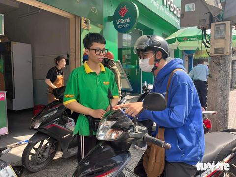 Nguy cơ sức khỏe từ trào lưu cà phê muối - Ảnh 2. Khách hàng đang gọi mua cà phê muối tại một tiệm cà phê ở TP.HCM - Ảnh: KHẮC HIẾU