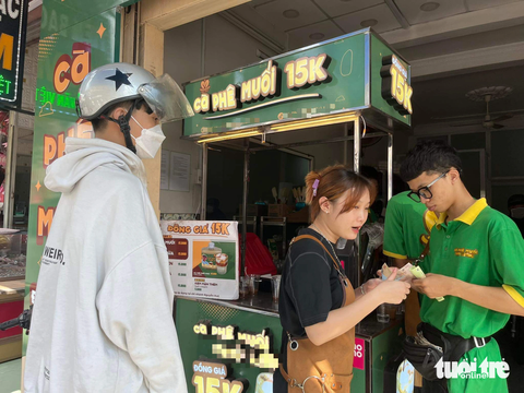 Nguy cơ sức khỏe từ trào lưu cà phê muối - Ảnh 3. Khách hàng xếp hàng mua cà phê muối - Ảnh: KHẮC HIẾU