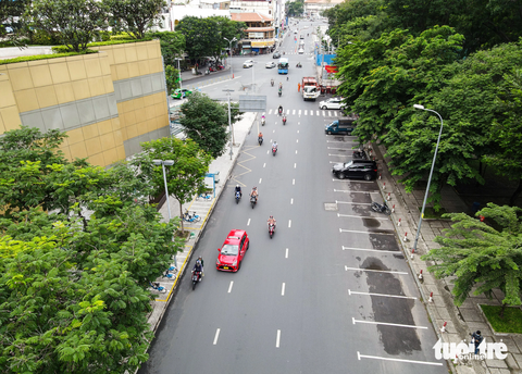 TP.HCM thu phí lòng đường, vỉa hè một năm có thể được 1.552 tỉ đồng - Ảnh 1. Một đoạn đường Lê Lai (quận 1, TP.HCM) hiện đang được tổ chức sử dụng tạm lòng đường, vỉa hè (có thu phí) - Ảnh: CHÂU TUẤN