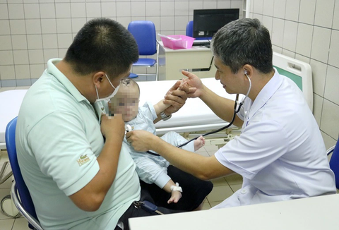 TS.BS Nguyễn Thành Nam, Trung tâm Nhi khoa, Bệnh viện Bạch Mai kiểm tra sức khỏe cho bé An Chi - Ảnh: BVCC TS.BS Nguyễn Thành Nam, Trung tâm nhi khoa Bệnh viện Bạch Mai, kiểm tra sức khỏe cho bé An Chi - Ảnh: BVCC