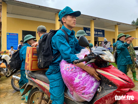 Để kịp thời tiếp tế cho bà con vùng bị cô lập ở Mù Cang Chải, lực lượng dân quân tự vệ sẽ dùng xe máy đèo theo chăn ấm, nhu yếu phẩm như mì tô, bánh mì, nước lọc - Ảnh: CHÍ TUỆ Để kịp thời tiếp tế cho bà con vùng bị cô lập ở Mù Cang Chải, lực lượng dân quân tự vệ dùng xe máy đèo theo chăn ấm, nhu yếu phẩm như mì gói, bánh mì, nước lọc... - Ảnh: CHÍ TUỆ