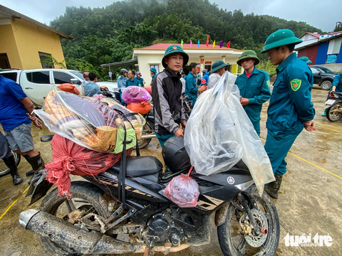 Do nhiều nơi vẫn ngập sâu trong bùn đất, lực lượng chức năng phải dùng xe máy chở theo chăn màn, gạo, bánh mì, mì tôm, nước sạch cho bà con - Ảnh: CHÍ TUỆ Do nhiều nơi vẫn ngập sâu trong bùn đất, lực lượng chức năng phải dùng xe máy chở theo chăn màn, gạo, bánh mì, mì gói, nước sạch cho bà con - Ảnh: CHÍ TUỆ