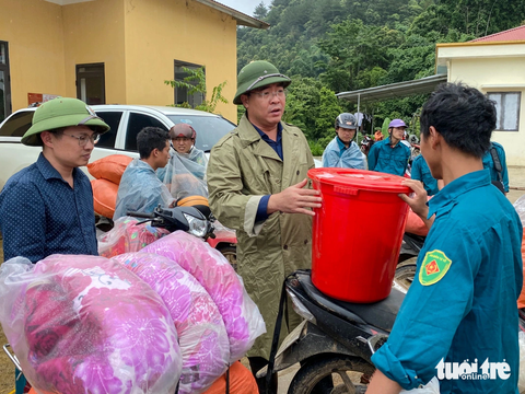 Ông Nông Việt Yên, bí thư huyện Mù Cang Chải, Yên Bái, trực tiếp đến động viên dân quân tự vệ, thanh niên trên đường tiếp tế, dọn dẹp đường giao thông cho bà con các vùng bị cô lập do mưa lũ - Ảnh: CHÍ TUỆ Ông Nông Việt Yên, bí thư huyện Mù Cang Chải, Yên Bái, trực tiếp đến động viên dân quân tự vệ, thanh niên lên đường tiếp tế, dọn dẹp đường giao thông cho bà con các vùng bị cô lập do mưa lũ, sạt lở - Ảnh: CHÍ TUỆ