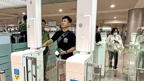 Nâng chất dịch vụ hàng không - Ảnh 1. Hành khách là người Việt có hộ chiếu gắn chip nhập cảnh với máy trong một phút - Ảnh: C.TRUNG