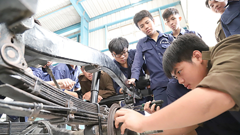 Trường nghề trong cao điểm tuyển sinh - Ảnh 1. Sinh viên tại Trường CĐ Kinh tế - Kỹ thuật TP.HCM - Ảnh: NHƯ HÙNG
