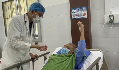 Cứu người vừa bị nhồi máu cơ tim vừa bị đột quỵ não - Ảnh 1. Sau can thiệp của 2 ê kíp tim mạch và mạch máu não, hiện bệnh nhân đang hồi phục tốt - Ảnh: BV cung cấp
