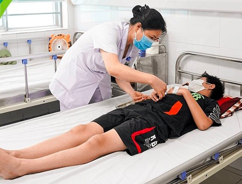 Tin tức sáng 9-8: - Ảnh 1. Chăm sóc bệnh nhân mắc sốt xuất huyết tại Bệnh viện Nhi trung ương - Ảnh: BVCC
