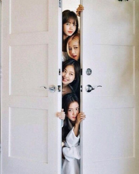 Blackpink 'xả kho' ảnh thời nhí nhố, mừng 7 năm debut thành công - Ảnh 4. Xây dựng thành công hình tượng nữ idol quyến rũ nhưng BlackPink cũng không thiếu những khoảnh khắc nhí nhố, đáng yêu