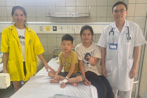 Câu chuyện kỳ diệu: Chị 11 tuổi cứu em trai đuối nước bằng kỹ năng học ở trường - Ảnh 1. Áp dụng những kỹ năng được học tập tại trường, chị gái 11 tuổi (áo màu be) đã cứu sống em trai 10 tuổi bị đuối nước - Ảnh: Bác sĩ cung cấp