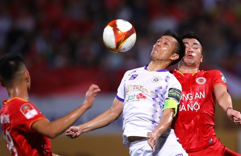 Hai trọng tài ngoại bắt trận đua vô địch và trụ hạng V-League 2023 - Ảnh 2. CLB Hà Nội (áo trắng) có trận thứ 2 liên tiếp được trọng tài ngoại cầm còi - Ảnh: MINH ĐỨC