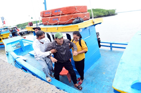 Gian nan hành trình đi chữa bệnh - Kỳ 3: Thạnh An cần lắm một tàu cấp cứu - Ảnh 1. Người dân và bác sĩ ở xã đảo Thạnh An luôn ám ảnh mỗi khi đi cấp cứu hoặc điều trị chuyên sâu. Cả xã có 1 ca nô, gặp lúc sóng to gió lớn rất nguy hiểm - Ảnh: DUYÊN PHAN