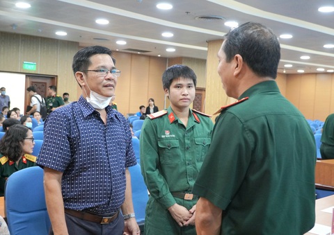 Thêm một bệnh viện tại TP.HCM ghép thận thành công - Ảnh 1. Cặp ghép thận đầu tiên tại Bệnh viện Quân y 175 được xuất viện vào chiều 8-8 - Ảnh: THU HIẾN