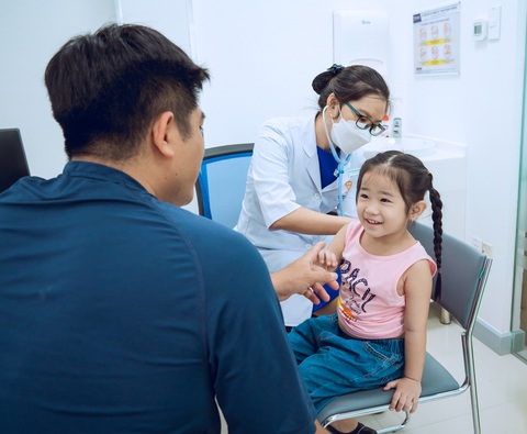 Báo Tuổi trẻ công bố 147 bài viết đạt giải cuộc thi Trẻ em được tiêm ngừa vắc xin tại VNVC - Ảnh: P.LAN