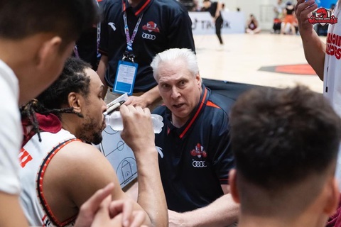 HLV Chris Daleo bật mí bí quyết thành công tại VBA 2023 - Ảnh 3. HLV Chris Daleo hội ý cùng Thang Long Warriors - Ảnh: VBA