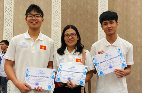 Nghệ An chi gần 4 tỉ đồng thưởng học sinh giỏi - Ảnh 1. Em Nguyễn Nguyên Hải và Lê Quang Trường - học sinh Trường THPT chuyên Phan Bội Châu, Nghệ An - đoạt huy chương vàng kỳ thi Olympic hóa học quốc tế Abu Reikhan Beruniy - Ảnh: Nhân vật cung cấp