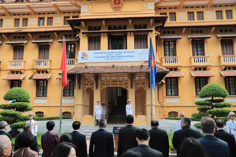 Lễ thượng cờ kỷ niệm ASEAN bước sang tuổi 56 - Ảnh 1. Lá cờ ASEAN bên cạnh quốc kỳ Việt Nam trong lễ thượng cờ sáng 8-8 ở Hà Nội - Ảnh: DANH KHANG