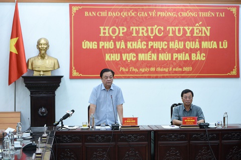 Bộ trưởng Lê Minh Hoan đề nghị dừng các lễ hội để chia sẻ với bà con vùng lũ - Ảnh 3. Bộ trưởng Lê Minh Hoan nhấn mạnh trong đối phó với thiên tai, mưa lũ, càng có kinh nghiệm lại càng không được chủ quan - Ảnh: TÙNG ĐINH