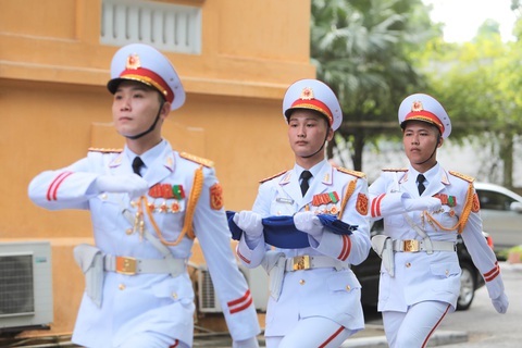 Lễ thượng cờ kỷ niệm ASEAN bước sang tuổi 56 - Ảnh 5. Sau bài phát biểu của Bộ trưởng Bùi Thanh Sơn, lá cờ ASEAN được đội nghi lễ trang trọng đưa vào nơi làm lễ - Ảnh: DANH KHANG