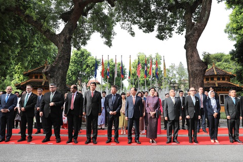 Lễ thượng cờ kỷ niệm ASEAN bước sang tuổi 56 - Ảnh 4. Tham dự dễ thượng cờ có đại sứ các quốc gia ASEAN tại Việt Nam và các đối tác quan trọng của ASEAN như Anh, Úc, New Zealand - Ảnh: DANH KHANG