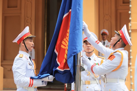 Lễ thượng cờ kỷ niệm ASEAN bước sang tuổi 56 - Ảnh 6. Lá cờ ASEAN - biểu tượng của niềm tự hào, chứng nhân của những dấu mốc của ASEAN, mang theo khát vọng của hàng trăm triệu người dân Đông Nam Á về một cộng đồng hòa bình, thịnh vượng, đùm bọc và chia sẻ - Ảnh: DANH KHANG
