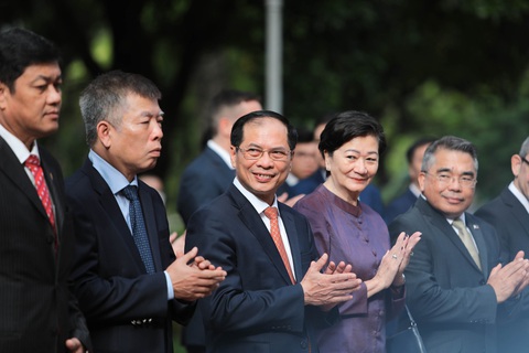 Lễ thượng cờ kỷ niệm ASEAN bước sang tuổi 56 - Ảnh 3. Thành công của Việt Nam trên bước đường hội nhập đổi mới có hình bóng của ASEAN và đáp lại, trong thành công của ASEAN có sự góp mặt của Việt Nam. Bên cạnh đó, quan hệ giữa Việt Nam với các thành viên khác trong gia đình ASEAN cũng là những “viên gạch” xây dựng nên mái nhà chung Cộng đồng ASEAN lớn mạnh, bền vững ngày nay - Ảnh: DANH KHANG