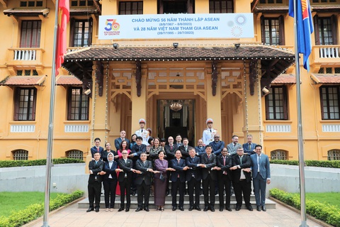 Lễ thượng cờ kỷ niệm ASEAN bước sang tuổi 56 - Ảnh 8. Bộ trưởng Bùi Thanh Sơn khẳng định quan hệ ASEAN với các đối tác không chỉ tăng về lượng mà còn biến về chất, những mối quan hệ này đã đóng góp cho ASEAN duy trì tăng trưởng cao, đạt 5,5% trong năm 2022, trở thành nền kinh tế lớn thứ 5 thế giới - Ảnh: DANH KHANG