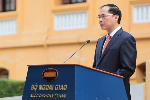 Lễ thượng cờ kỷ niệm ASEAN bước sang tuổi 56 - Ảnh 2. Bộ trưởng Bộ Ngoại giao Bùi Thanh Sơn phát biểu tại lễ thượng cờ sáng 8-8 tại Hà Nội - Ảnh: DANH KHANG