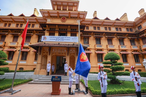 Lễ thượng cờ kỷ niệm ASEAN bước sang tuổi 56 - Ảnh 7. Theo Hiến chương ASEAN, màu xanh trên lá cờ tượng trưng cho hòa bình và ổn định, màu đỏ thể hiện lòng can trường và tính năng động, màu trắng thể hiện sự thuần khiết, và màu vàng thể hiện sự thịnh vượng. 10 nhánh lúa tượng trưng cho 10 thành viên ASEAN - Ảnh: DANH KHANG