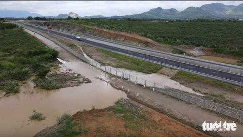 Chưa tìm ra nguyên nhân chính xác gây ngập cao tốc Phan Thiết - Dầu Giây - Ảnh 1. Vị trí ngập tại cao tốc Phan Thiết - Dầu Giây có cống thoát nước ngang đường kích thước 2,5 x 2,5m - Ảnh: ĐỨC TRONG