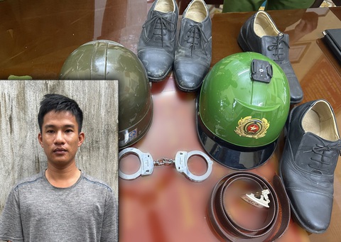 Tạm giữ nghi phạm giả danh công an để lừa đảo chiếm đoạt tài sản - Ảnh 1. Nghi phạm Lê Thanh Hưng và các tang vật công an thu giữ được - Ảnh: Công an tỉnh Thanh Hóa cung cấp