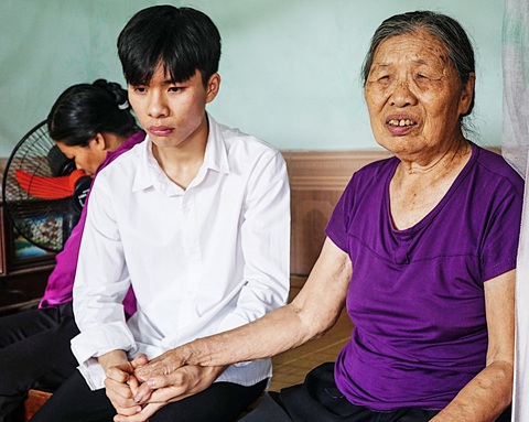 Đang làm công nhân, nhận tin đỗ thủ khoa - Ảnh 3. Bà ngoại Phượng lo không ngủ được vì chưa biết lấy tiền đâu cho cháu đi học - Ảnh: NGUYỄN HIỀN