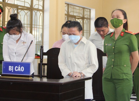 Cùng nhóm của mình lừa đảo hơn 400 tỉ đồng, người phụ nữ òa khóc khi bị tuyên án chung thân - Ảnh 1. Nhóm bị cáo tại phiên tòa, Trinh (thứ hai từ trái qua) òa khóc nức nở khi bị tòa tuyên án chung thân - Ảnh: V.LÊ