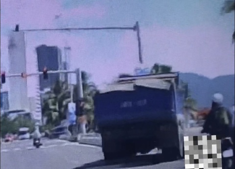 Nhân viên Trung tâm Pháp y Đà Nẵng cản xe: Nạn nhân là nữ du khách bị xe tải tông - Ảnh 1. Vị trí xảy ra tai nạn khi xe tải rẽ phải tông vào chị H. trên đường Võ Nguyên Giáp giao nhau với Nguyễn Văn Thoại - Ảnh cắt từ camera hành trình