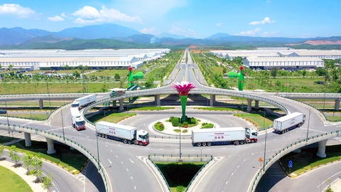 Doanh nghiệp logistics miền Trung xây dựng mô hình và giải pháp trọn gói - Ảnh 2. THILOGI sở hữu nhiều phương tiện chuyên dụng cho dịch vụ logistics gồm: xe lồng, xe đầu kéo sơ mi rơ moóc lạnh, xe container, xe vận chuyển gia súc...