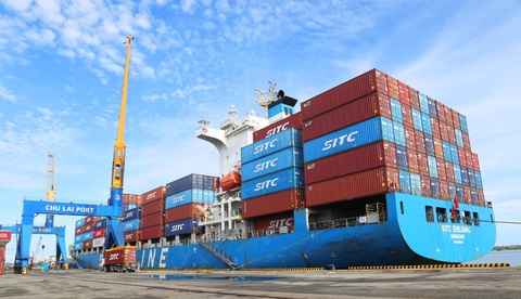 Doanh nghiệp logistics miền Trung xây dựng mô hình và giải pháp trọn gói - Ảnh 3. Tinh bột sắn của Công ty APFCO được đóng container và xuất khẩu tại cảng Chu Lai