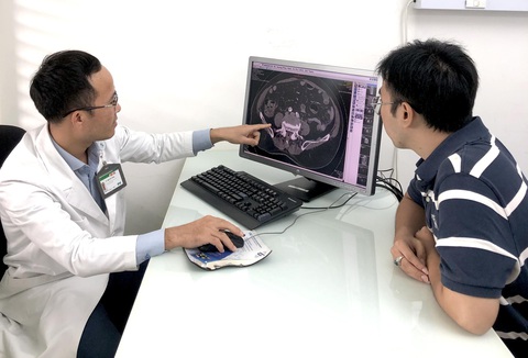Cứu sống cụ ông bị nhiễm trùng ổ bụng nặng do viêm túi mật hoại tử - Ảnh 2. Cứu sống cụ ông bị nhiễm trùng ổ bụng nặng do viêm túi mật hoại tử - Ảnh 2.