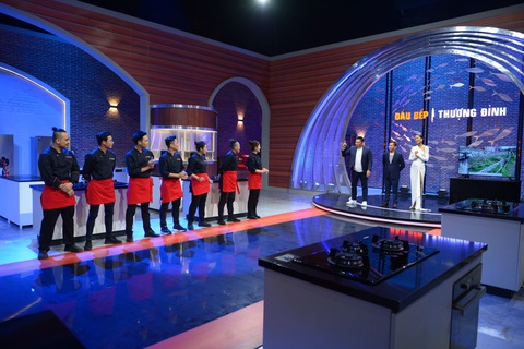 Tập 9 Top Chef Việt Nam 2023: Khi mắm tôm, kho quẹt… vào món ăn Pháp - Ảnh 1. Ông Valentin Trần - tổng giám đốc Andros Asia - công bố suất học bổng tu nghiệp tại Pháp dành cho đầu bếp Top Chef
