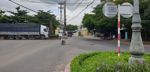 Đường hẹp gây khó khăn, nguy hiểm trong đi lại cho người dân - Ảnh: DUY THANH Đường hẹp gây khó khăn, nguy hiểm trong đi lại cho người dân - Ảnh: DUY THANH