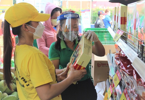 Thu nhập trung bình gần 7,9 triệu, chi tiêu hơn 11,7 triệu - Ảnh 2. Công nhân TP.HCM được hỗ trợ mua hàng bình ổn giá để chia sẻ với thu nhập thấp và khó khăn trong cuộc sống hằng ngày - Ảnh: Q.L.