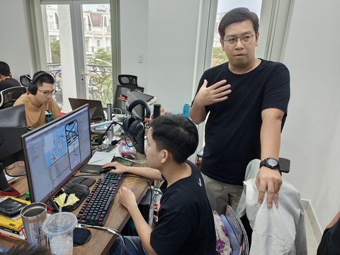 Thái Thanh Liêm, giám đốc điều hành của studio game Topebox, đang giới thiệu về công ty mình. Topebox luôn mang trong mình mục đích phải chứng minh rằng người Việt Nam không chỉ giỏi học hỏi, đi theo hay gia công mà còn có khả năng dẫn đầu thế giới bằng năng lực sáng tạo. Năm 2023, Topebox được trao giải thưởng “Top 10 Sản phẩm chất lượng Vàng vì quyền lợi người tiêu dùng 2023” và “Doanh nhân xuất sắc đất Việt”. - Ảnh: ĐỨC THIỆN Thái Thanh Liêm, giám đốc điều hành của studio game Topebox, giới thiệu về công ty mình - Ảnh: ĐỨC THIỆN