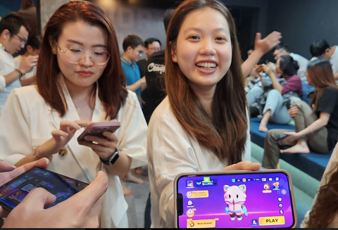 Một buổi trải nghiệm sản phẩm game di động sắp ra mắt của các nhân viên Wolffun. Wolffun Game là một trong những studio game hàng đầu tại Việt Nam với các sản phẩm dành cho thị trường toàn cầu. Studio game này hiện có hơn 100 nhân sự làm việc. - Ảnh: THANH TRỰC Một buổi trải nghiệm sản phẩm game di động sắp ra mắt của các nhân viên Wolffun - Ảnh: THANH TRỰC
