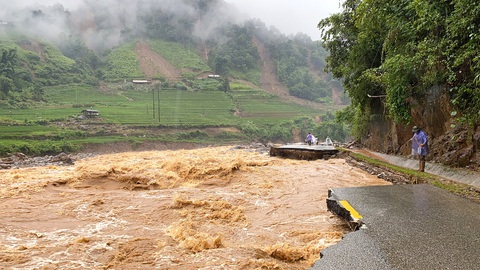 Lũ tràn về, tan hoang làng xã - Ảnh 3. Một đoạn quốc lộ 32 qua huyện Mù Cang Chải bị lũ “nuốt chửng” - Ảnh: HÀ QUÂN