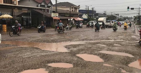 Lào: Lũ lụt và sạt lở đất gây nhiều thiệt hại nghiêm trọng - Ảnh 4. Nhiều tuyến đường ở quận Sikhottabong, thủ đô Vientiane bị hư hỏng nặng do ảnh hưởng từ lũ lụt - Ảnh: LAOTIAN TIMES