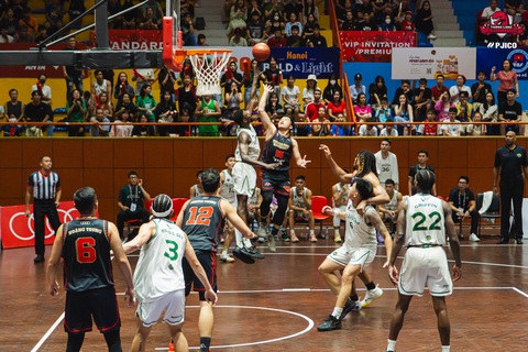 HLV Chris Daleo bật mí bí quyết thành công tại VBA 2023 - Ảnh 1. Thang Long Warriors (áo đen) bất bại 4 trận gần nhất - Ảnh: VBA