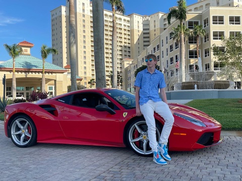 Thanh niên khoe giàu với chiếc Ferrari, cộng đồng mạng bóc ra là xe đi thuê - Ảnh 1. Thanh niên khoe giàu với chiếc Ferrari, cộng đồng mạng bóc ra là xe đi thuê - Ảnh 1.