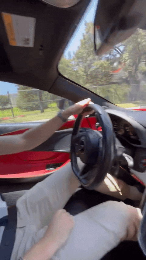 Thanh niên khoe giàu với chiếc Ferrari, cộng đồng mạng bóc ra là xe đi thuê - Ảnh 3. Thanh niên khoe giàu với chiếc Ferrari, cộng đồng mạng bóc ra là xe đi thuê - Ảnh 3.