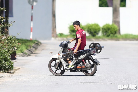 U23 Việt Nam rèn sức mạnh bằng '7 môn phối hợp' - Ảnh 6. Hình ảnh ngộ nghĩnh thu xếp dụng cụ tập luyện của anh Đinh Tuấn, cán bộ hậu cần U23 Việt Nam - Ảnh: H.TÙNG