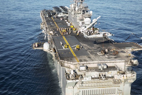 Tàu tấn công đổ bộ lớp Wasp USS Bataan (LHD5) - Ảnh Hải quân Mỹ Tàu tấn công đổ bộ lớp Wasp USS Bataan (LHD5) - Ảnh: Hải quân Mỹ