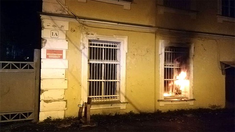 Nga tố Ukraine xúi giục đốt phá các văn phòng tuyển quân - Ảnh 1. Một vụ tấn công đốt phá văn phòng tuyển quân ở Lomonosov, vùng Leningrad, Nga - Ảnh: The Moscow Times/vk.com
